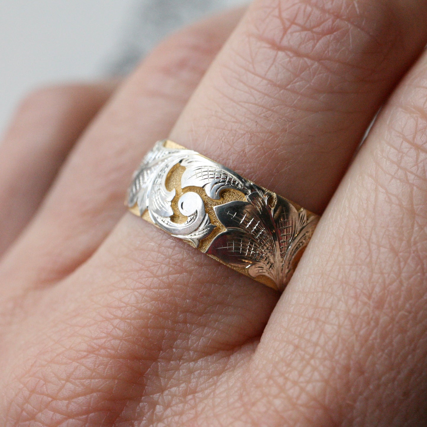 Wide Acanthus Band in Two-tone