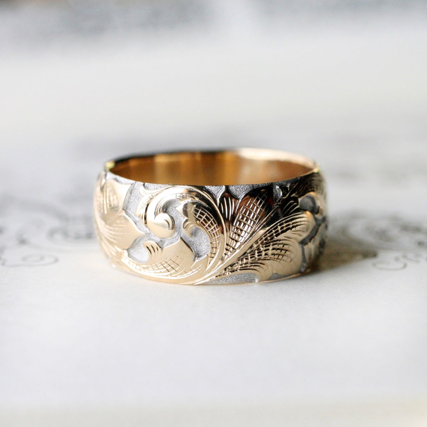 Wide Acanthus Band in Two-tone