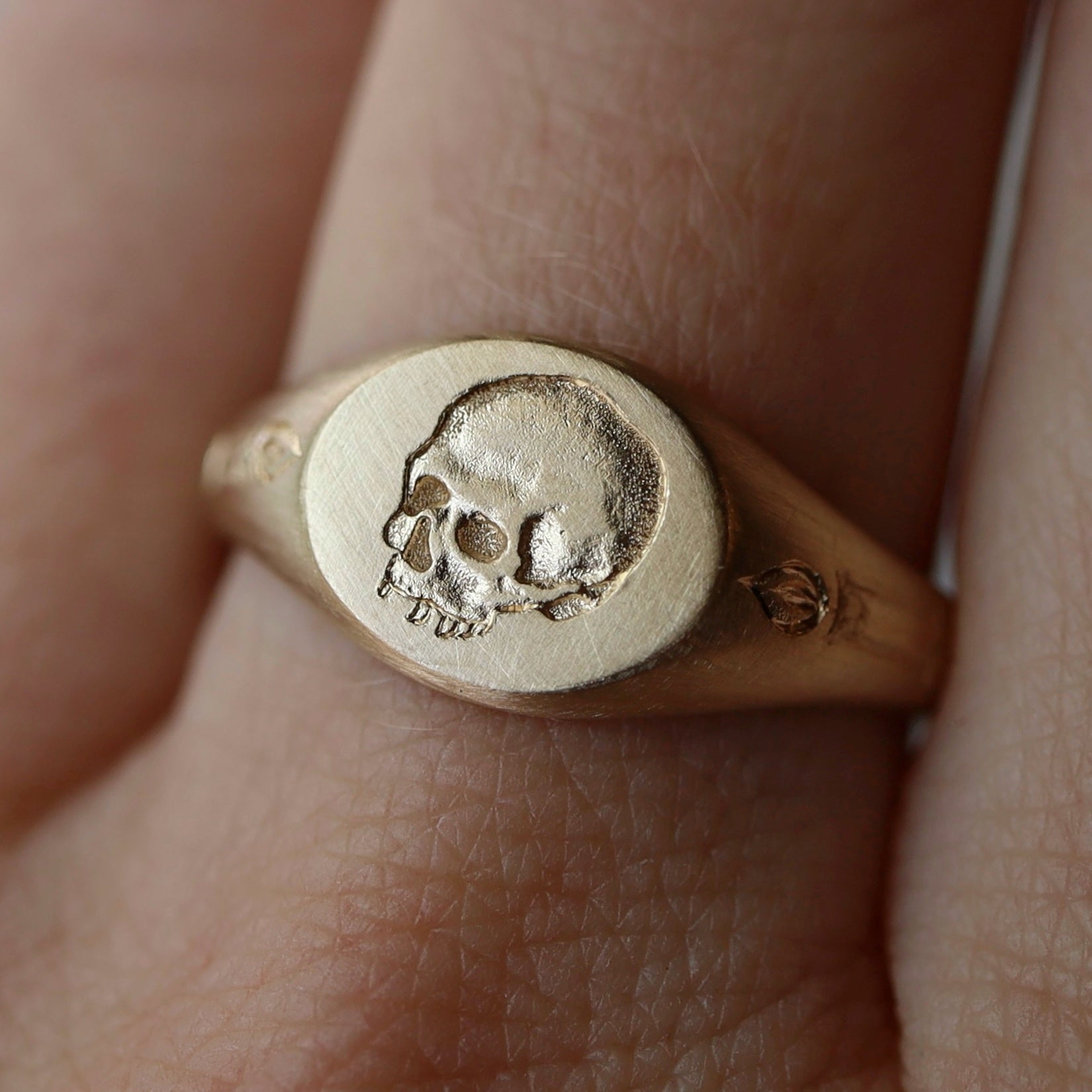 Momento-mori Skull Signet Ring – Blue Blue Driver