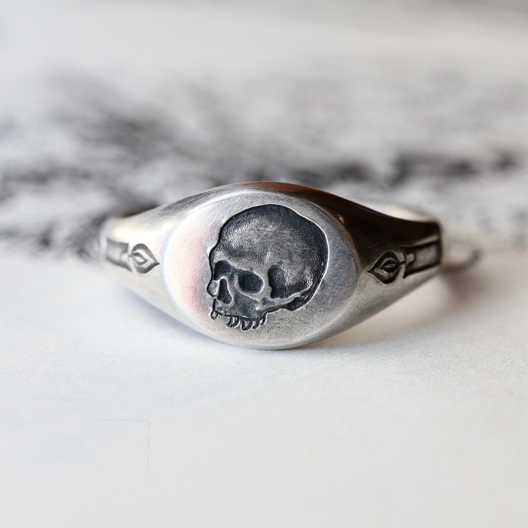 Momento-mori Skull Signet Ring – Blue Blue Driver