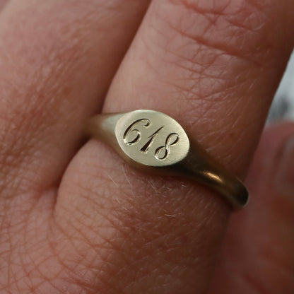 Engravable Mini East/West Oval Signet