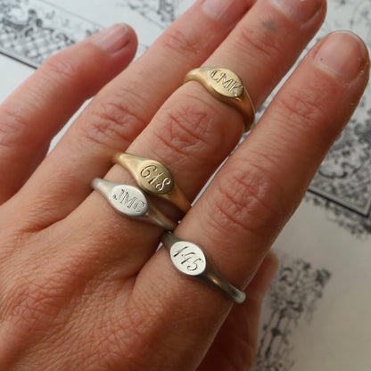 Engravable Mini East/West Oval Signet